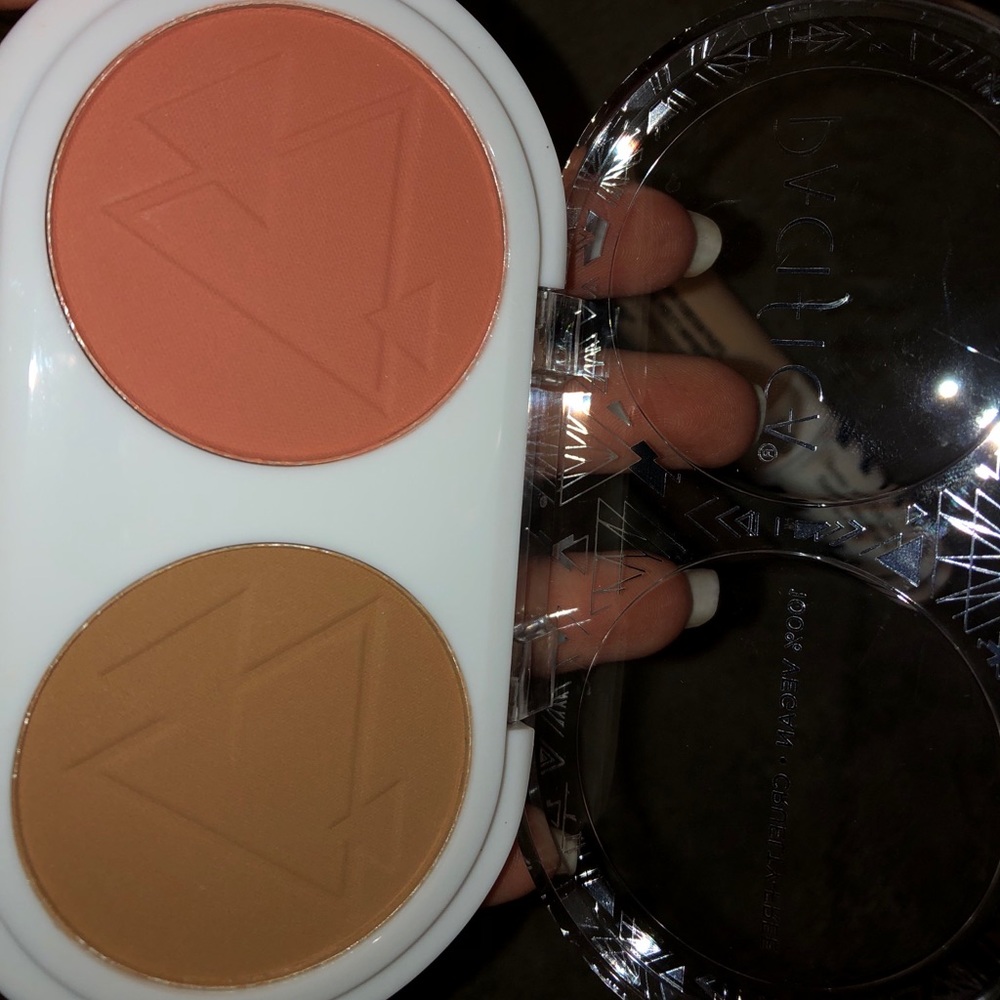 Makeup package !! - Picture 2 of 4